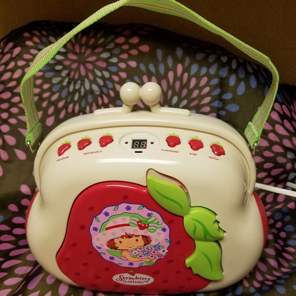 Strawberry Shortcake Portable AM/FM Radio & CD Ply